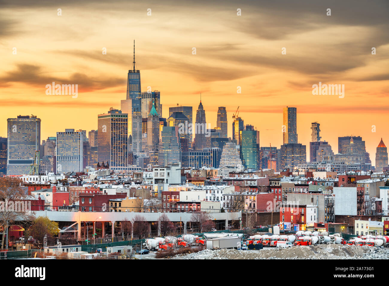 New York Midtown Manhattan skyline al tramonto con il Brooklyn aree industriali in primo piano. Foto Stock