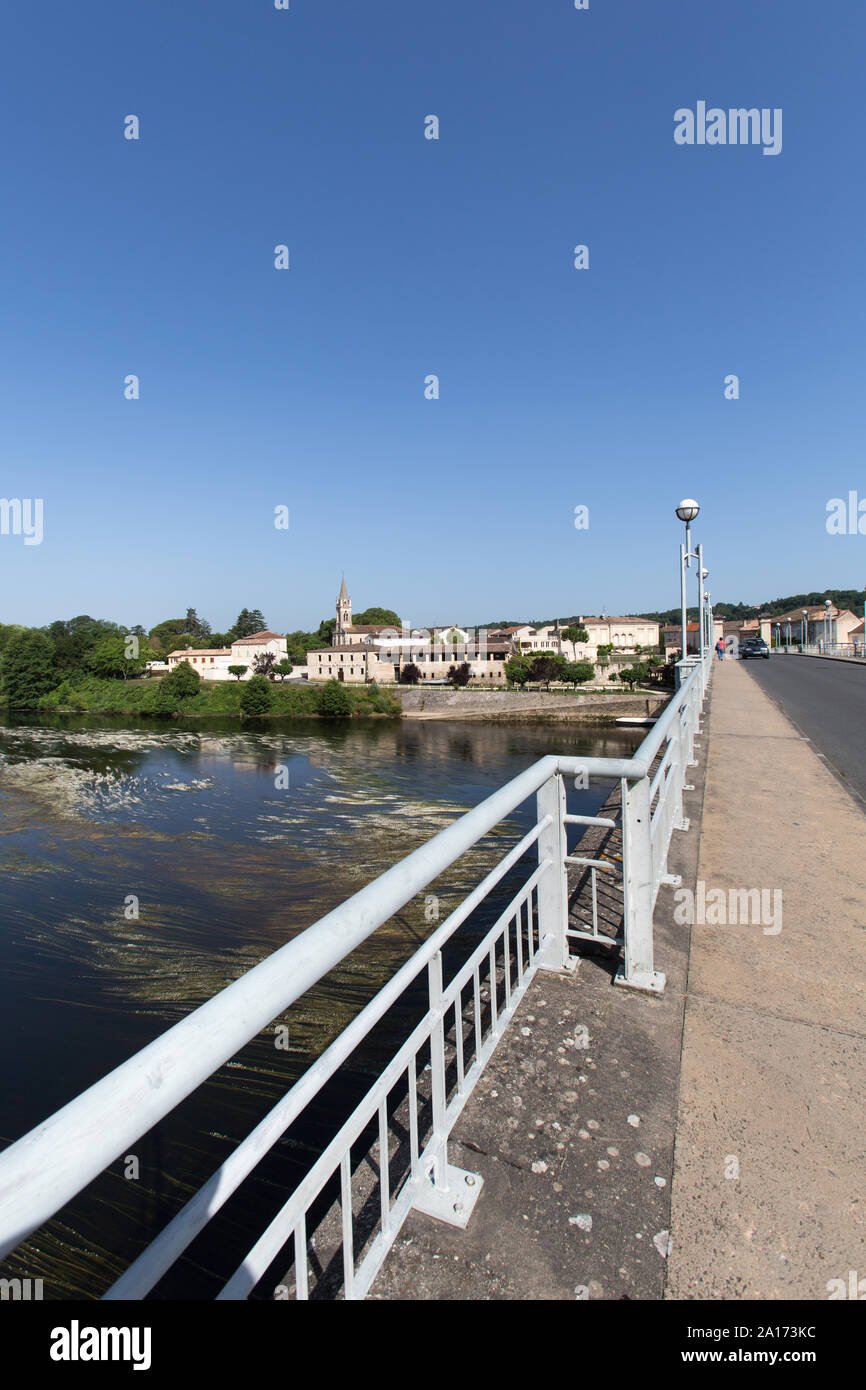 Sainte-Foy-la-Grande, Francia. Vista pittoresca della Rue du Pont ponte sopra il fiume Dordogna, con Porta Sainte-Foy in background. Foto Stock