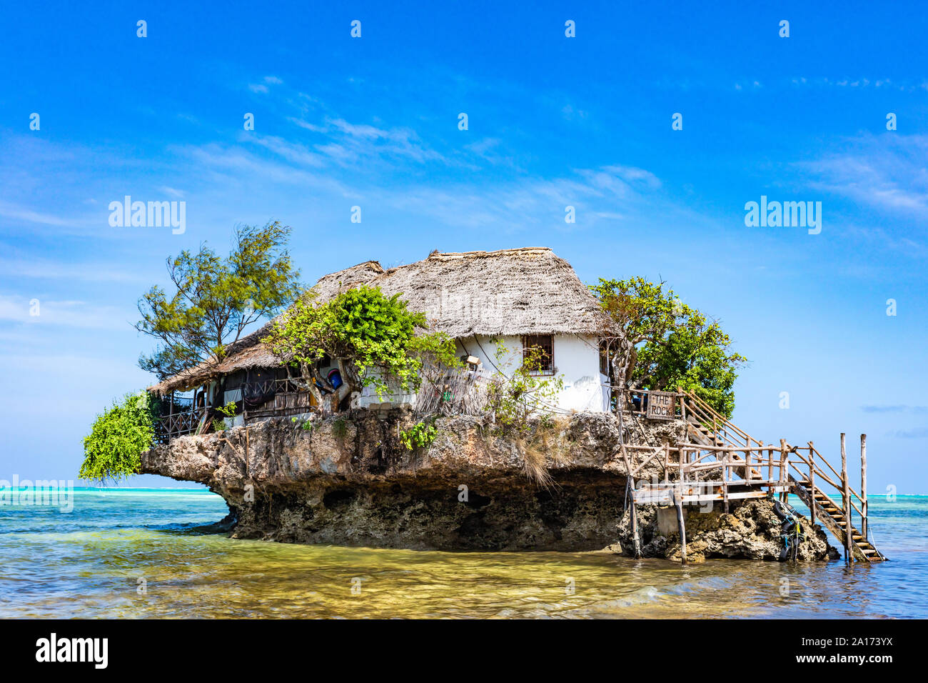 Pingwe , Zanzibar-March 7, 2019 : la famosa roccia posizione incredibile ristorante sulla spiaggia Foto Stock