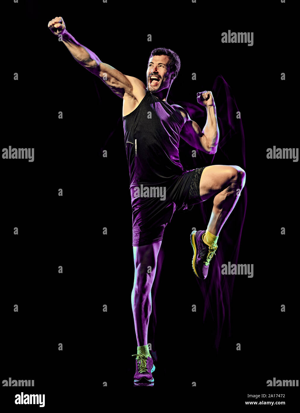 Un lettore caucasica uomo esercizio cardio fitness boxing esercizio combattimento corpo studio shot isolato su sfondo nero con luce di verniciatura effetto di sfocatura Foto Stock