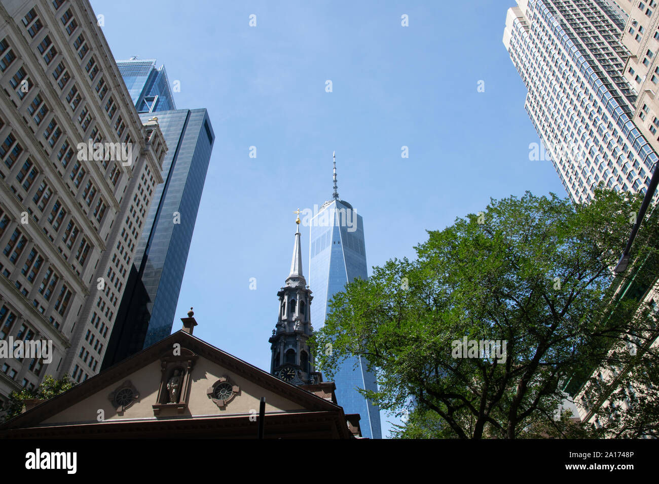 One World Trade Center e San Paolo Cappella offrono un grande contrasto tra antico e moderno quartiere finanziario di New York City, Stati Uniti d'America Foto Stock