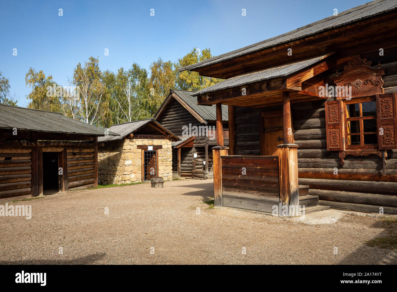 Siberiano tradizionale casa in legno in Taltsy Architectural-Ethnographic museo. Foto Stock