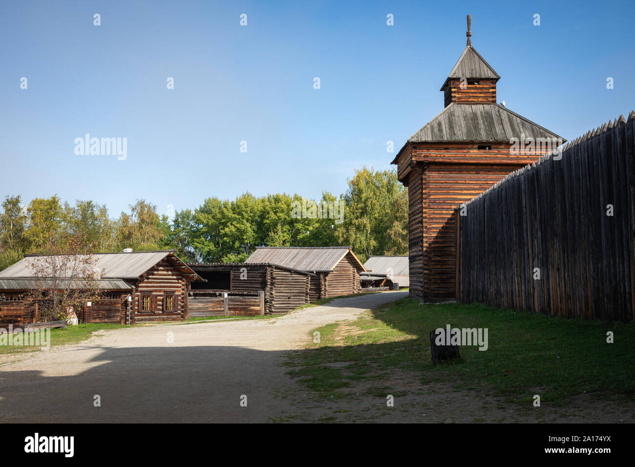 Siberiano tradizionale casa in legno in Taltsy Architectural-Ethnographic museo. Foto Stock