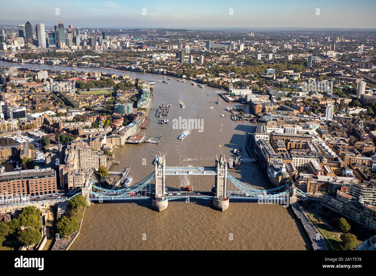Settembre 2019, Antenna della skyline di Londra - il Tower Bridge e il Tamigi verso Canary Wharf e il sud ovest di Londra Foto Stock