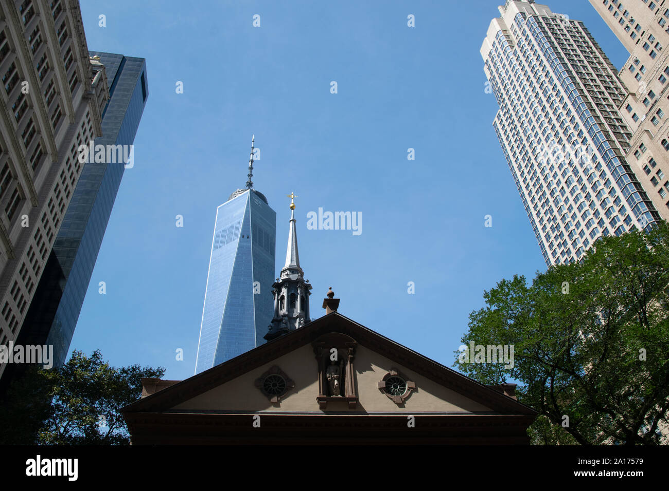 One World Trade Center e San Paolo Cappella offrono un grande contrasto tra antico e moderno quartiere finanziario di New York City, Stati Uniti d'America Foto Stock