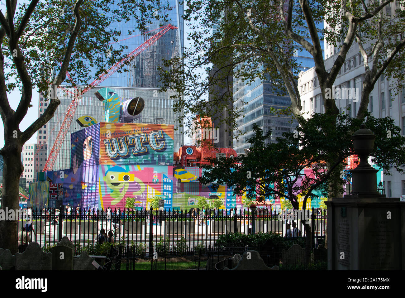 I colorati murali del World Trade Center (WTC) di contrasto con il cimitero e lapidi del San Paolo cappella. Foto Stock