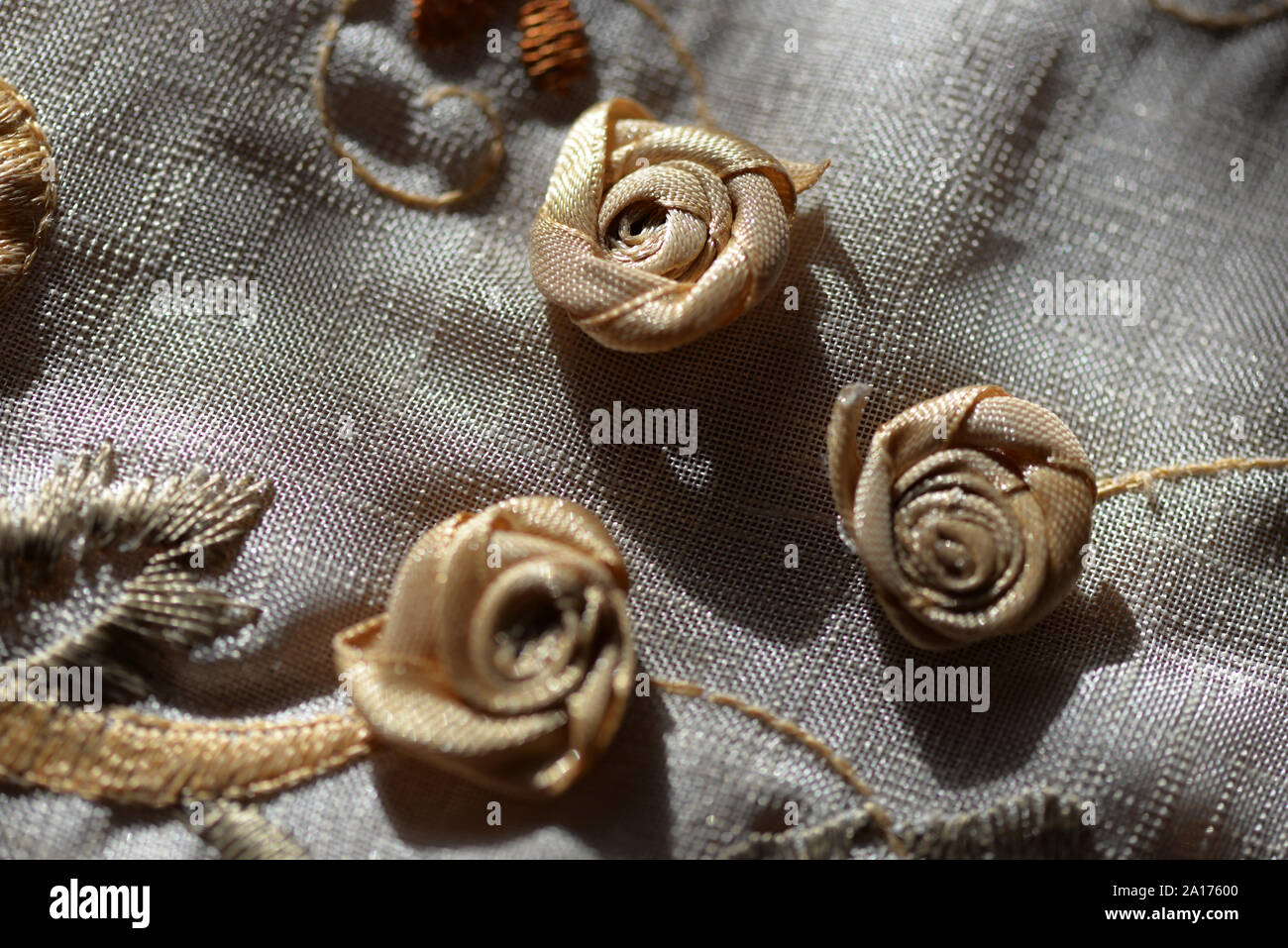Piccoli fiori, macro dettaglio su una tovaglia ricamata. Foto Stock