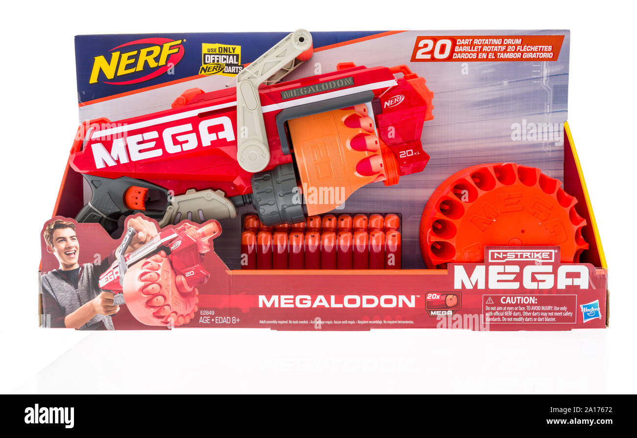 Winneconne, WI - 20 Settembre 2019: un pacchetto di Megalodon Nerf N-Strike mega dart gun isolato su un background. Foto Stock
