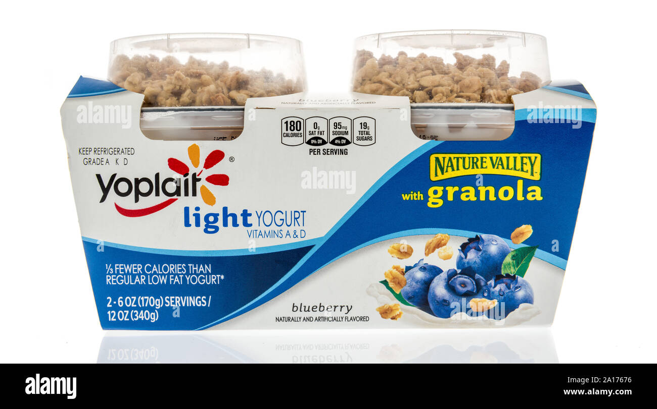 Winneconne, WI - 22 Settembre 2019: un pacchetto di luce Yoplait yogurt con la natura valle granola isolato su un background. Foto Stock
