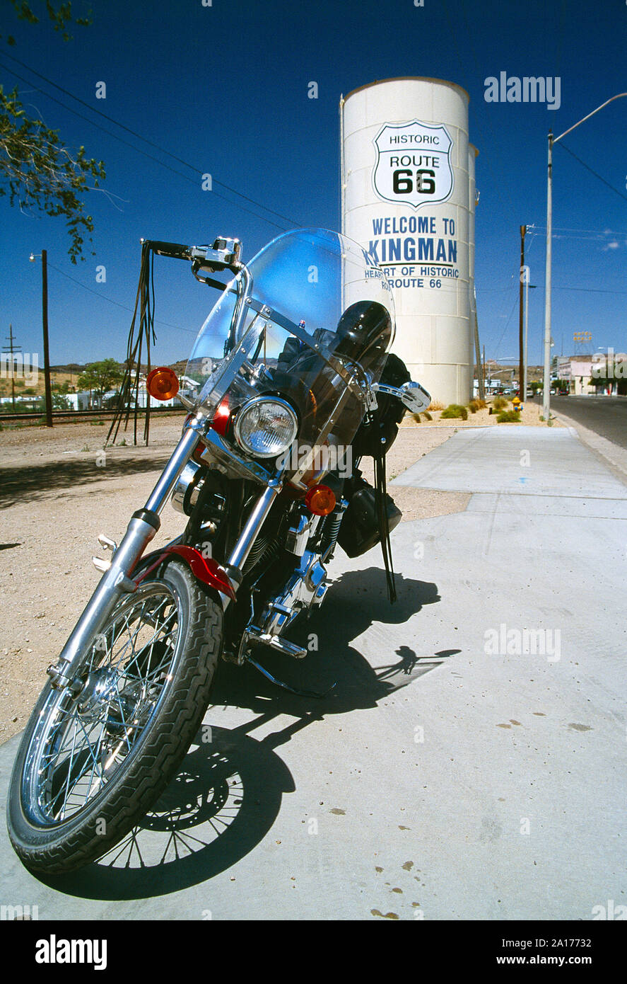 Stati Uniti d'America. In Arizona. Moto parcheggiata di fronte " Benvenuti a Kingman' segno sulla Route 66. Foto Stock