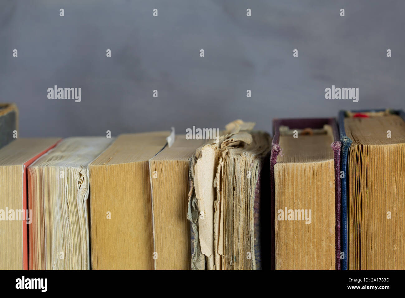 Pila di libri e pagine di un libro Foto Stock