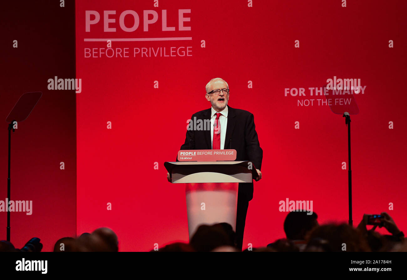 Brighton Regno Unito 24 Settembre 2019 - Jeremy Corbyn il leader del partito laburista offre il suo discorso in anticipo di un giorno presso il Partito Laburista conferenza in Brighton dopo la notizia che Boris Johnson di arresto del governo del Parlamento è stata trovata essere illegale dalla Corte Suprema . Credito : Simon Dack / Alamy Live News Foto Stock