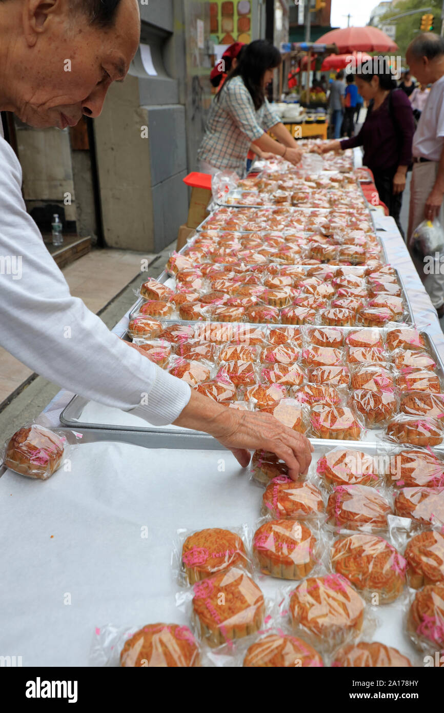 La torta della luna in vendita ad un prezzo scontato su strada di Manhattan Chinatown dopo la festa della luna aka Mid-Fall festival.New York City.New York.USA Foto Stock