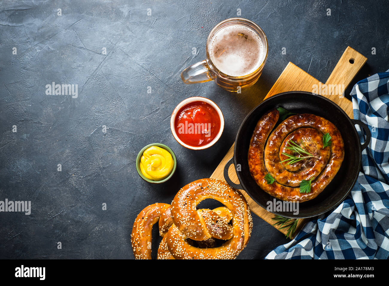 Oktoberfest - alimentari Salsicce, birra e bretzel. Foto Stock