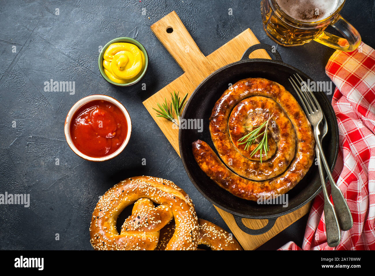 Oktoberfest - alimentari Salsicce, birra e bretzel. Foto Stock