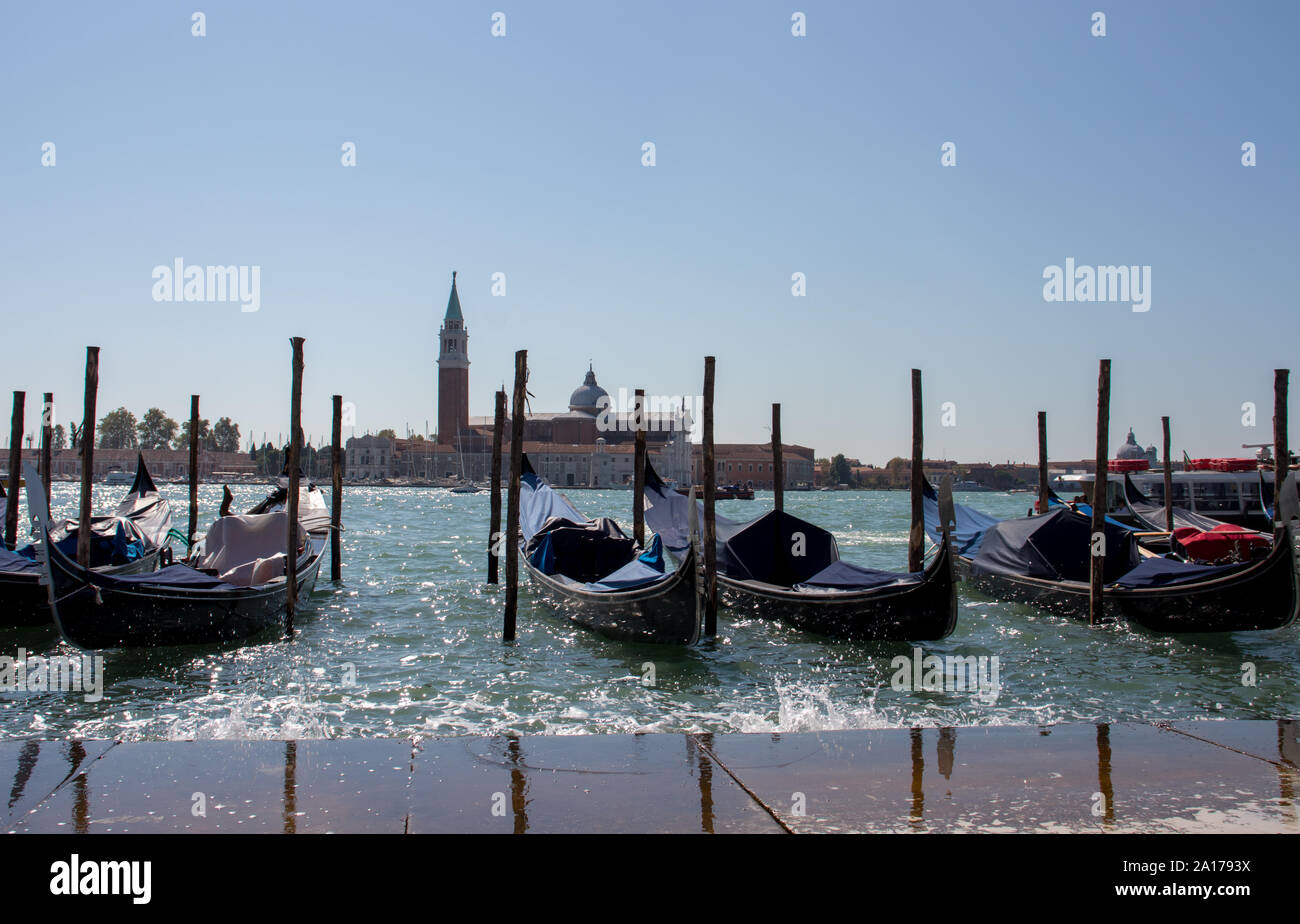 Venezia gondole in attesa di nuove storie romantiche Foto Stock