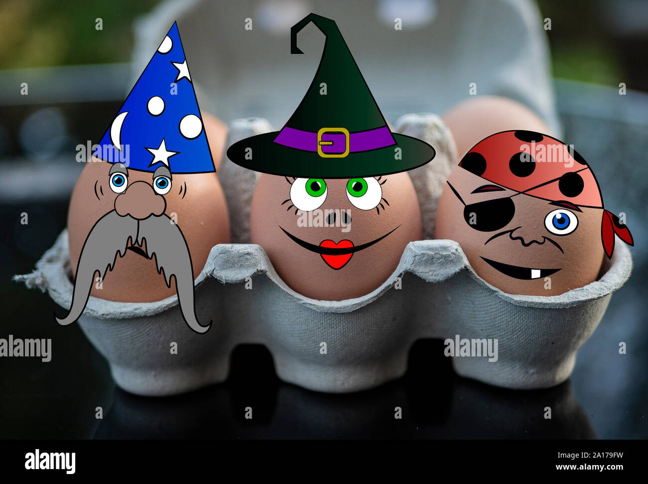 Uova vestite per Halloween: wizard, strega e pirata Foto Stock