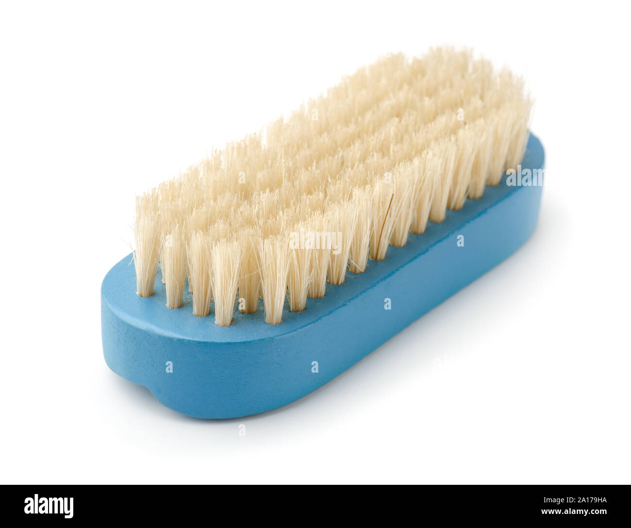 In legno di colore blu vestiti spazzola a mano isolato su bianco Foto Stock