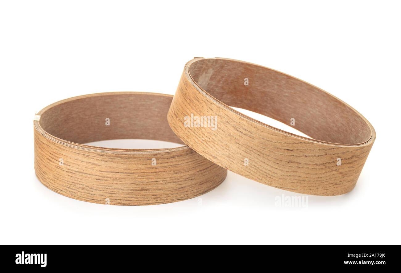 Due rotoli di decorativi in legno rivestimenti di stampaggio isolato su bianco Foto Stock
