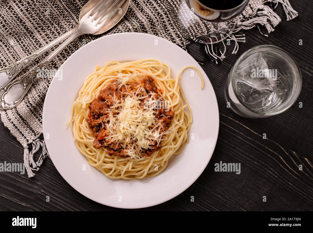 Vista superiore della tradizionale italiano spaghetti alla bolognese sulla piastra bianca Foto Stock