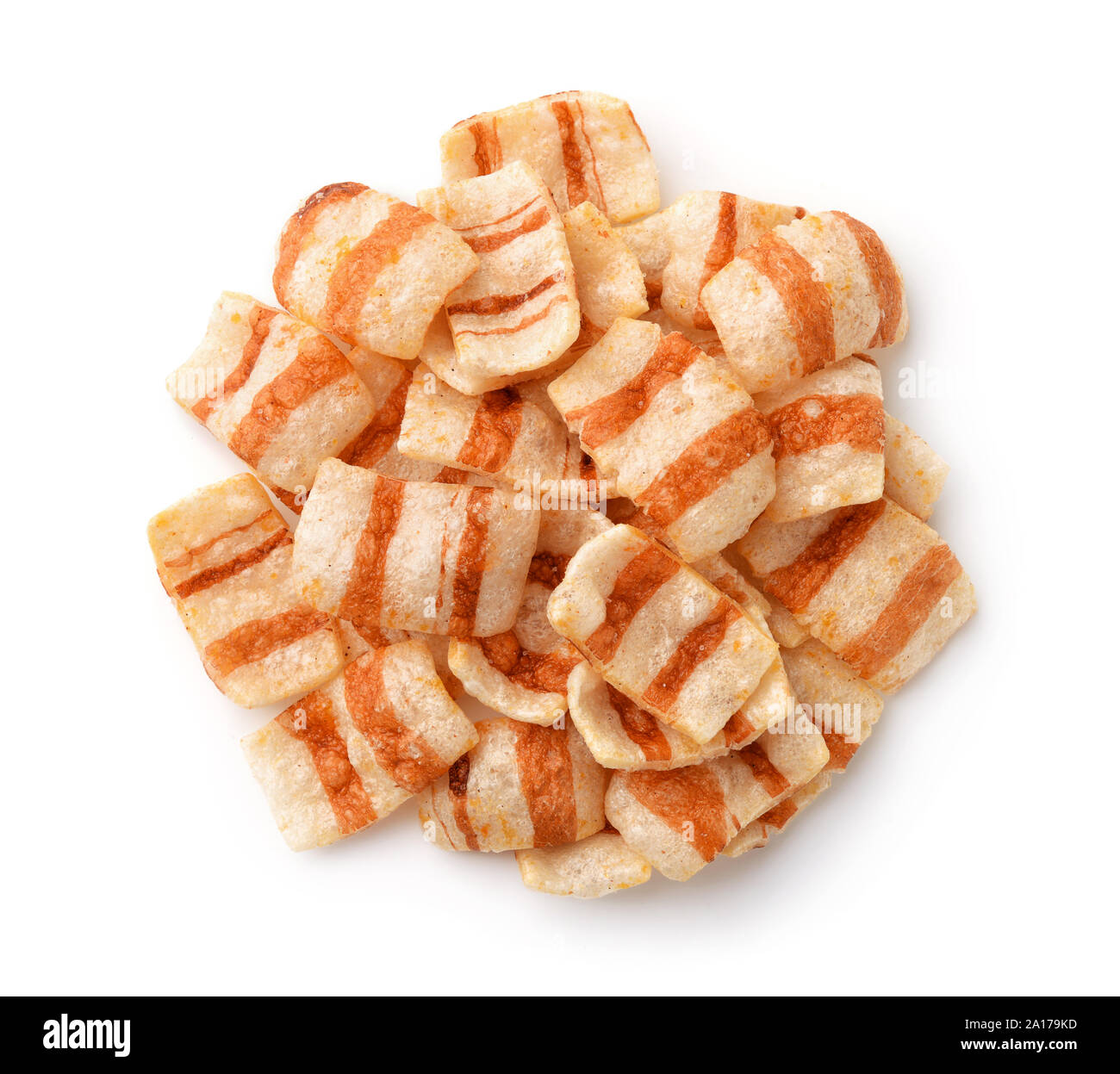Vista superiore della pancetta affumicata aromatizzata chips isolato su bianco Foto Stock