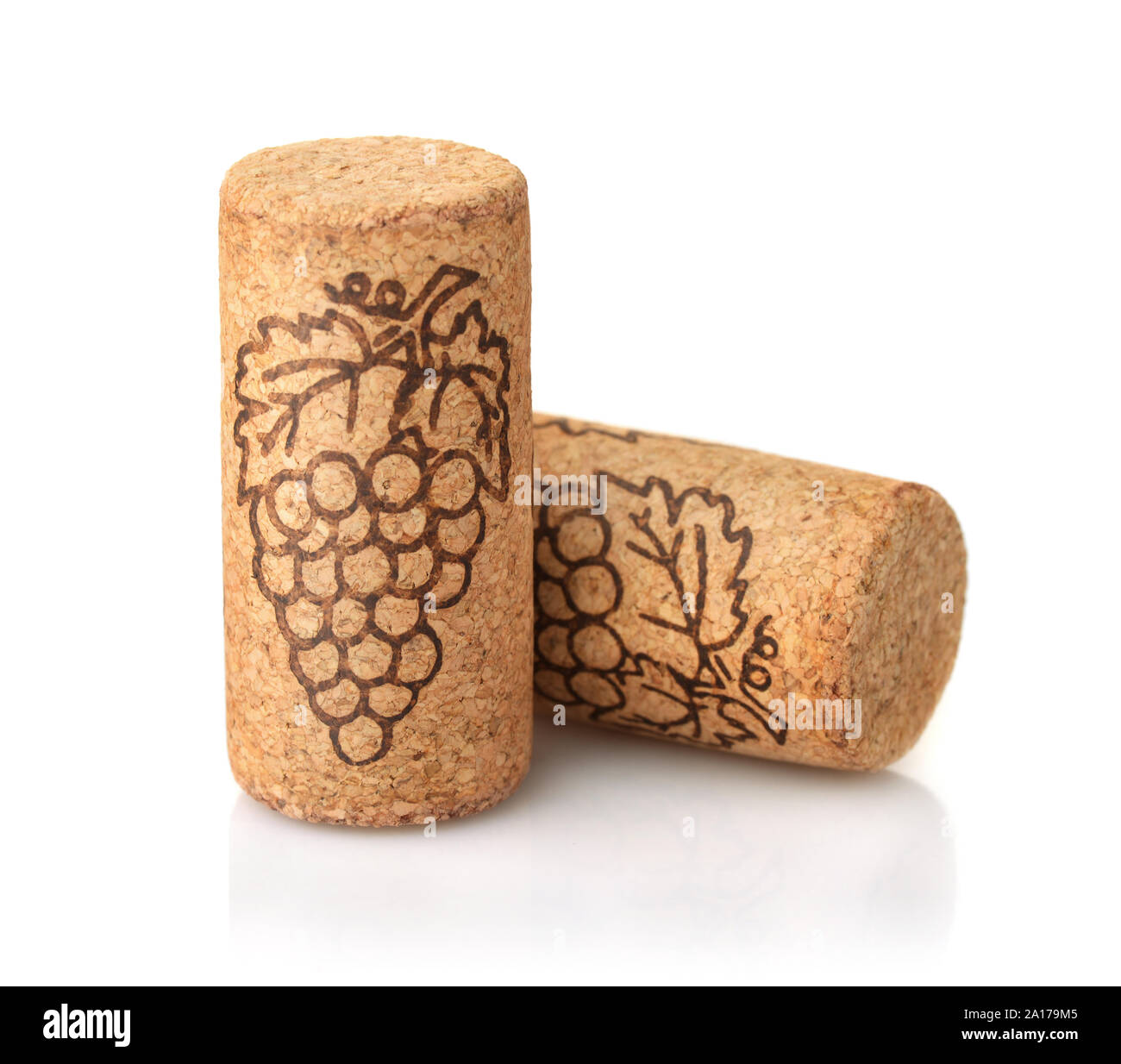 Due vini naturali Sughero isolato su bianco Foto Stock