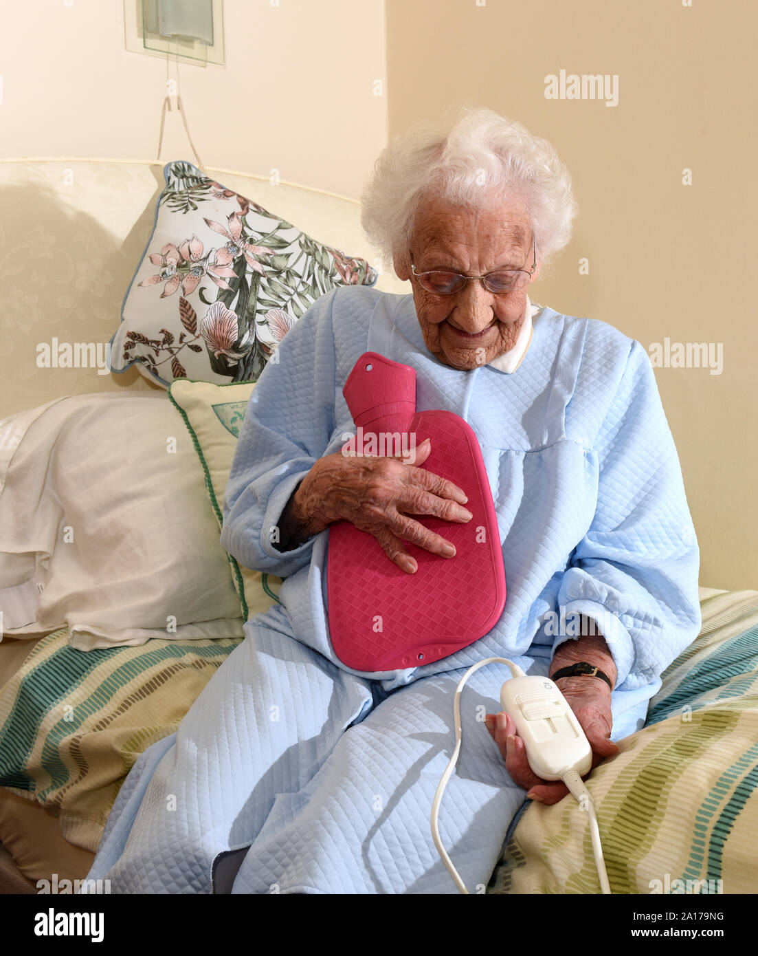 Donna anziana al caldo immagini e fotografie stock ad alta risoluzione -  Alamy
