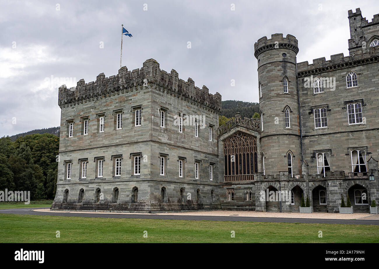 Kenmore/SCOZIA - 25 Settembre 2019: il Castello di Taymouth con bandiera scozzese a pieno il montante. Foto Stock