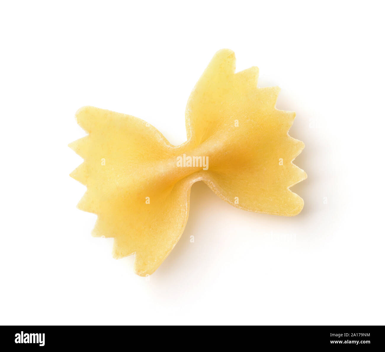 Vista superiore del singolo non cotti farfalle pasta isolato su bianco Foto Stock