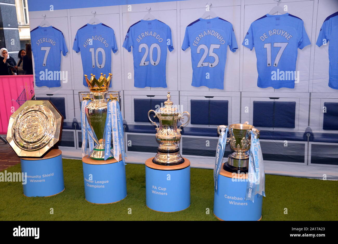 Il Manchester City Football Club visualizzati i loro trofei in pubblico, invitando i passanti a prendere le fotografie con loro, su Market Street, Manchester, Regno Unito, il 24 settembre, 2019. Foto Stock