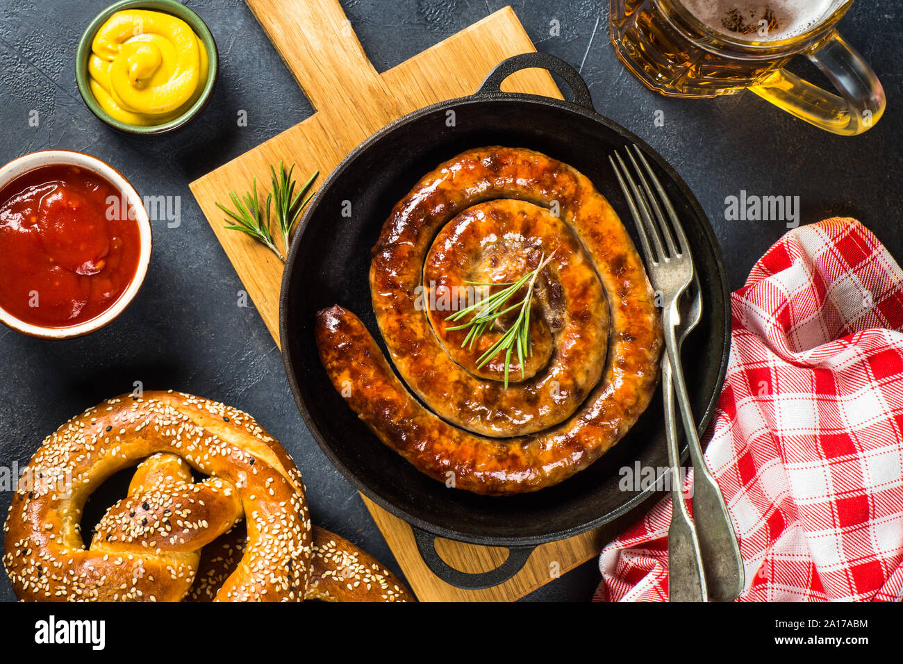 Oktoberfest - alimentari Salsicce, birra e bretzel. Foto Stock