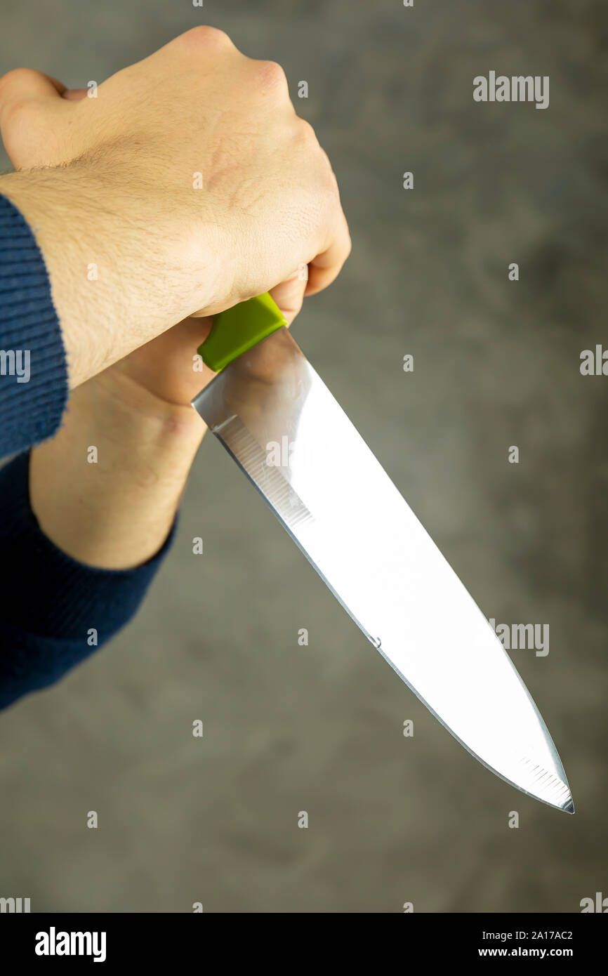 Mano che tiene il coltello, assassino concept Foto Stock