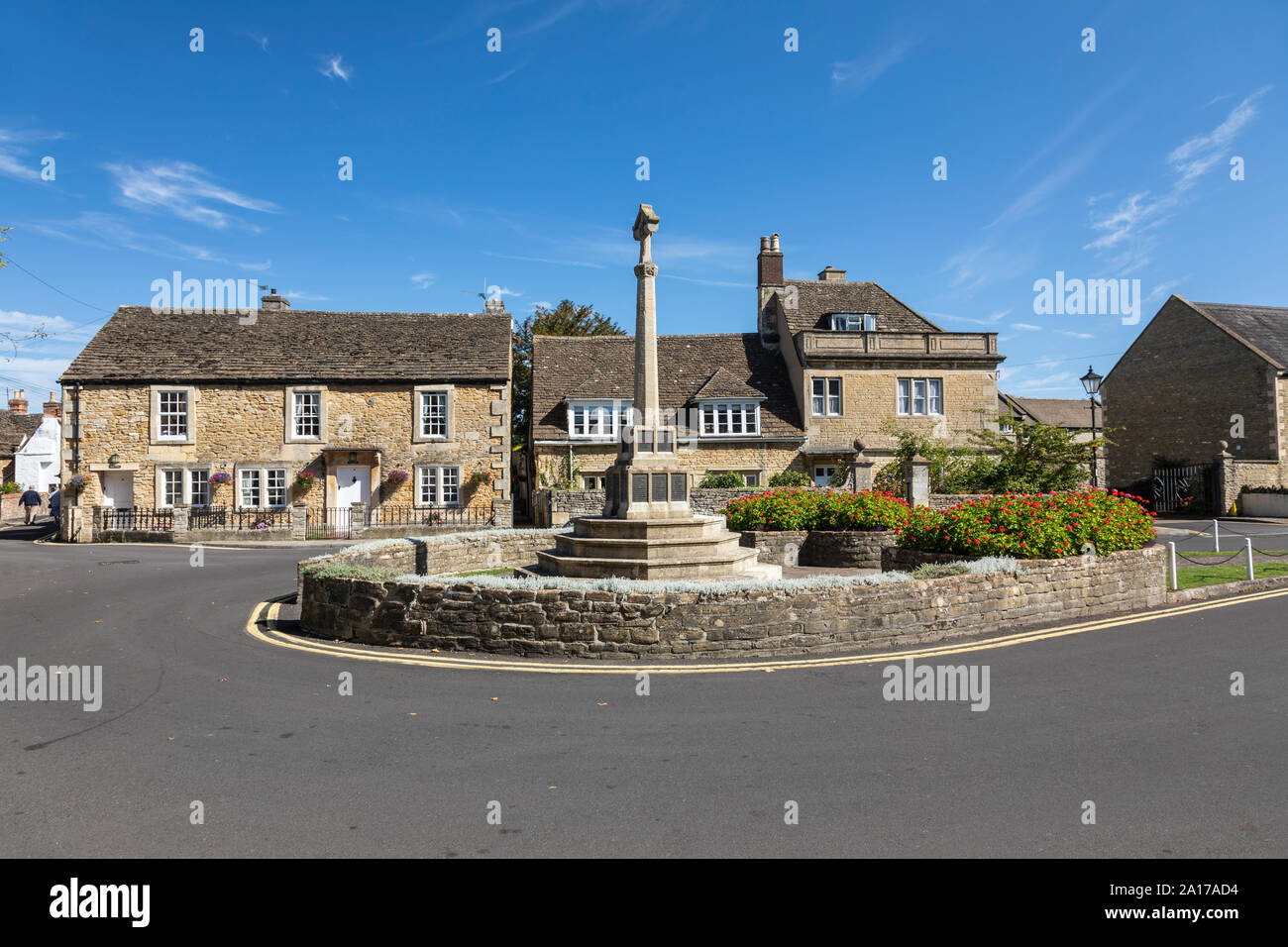 Memoriale di guerra di Melksham con cottage tradizionali costruiti in pietra sullo sfondo, Canon Square, Melksham, Wiltshire, Inghilterra, Regno Unito Foto Stock