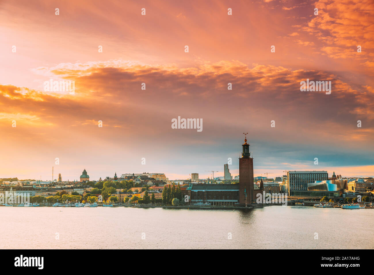 Stoccolma, Svezia. Scenic Vista dello Skyline della famosa torre del Municipio di Stoccolma. Edificio del consiglio comunale sorge sulla punta orientale di Kungsholmen Isla Foto Stock