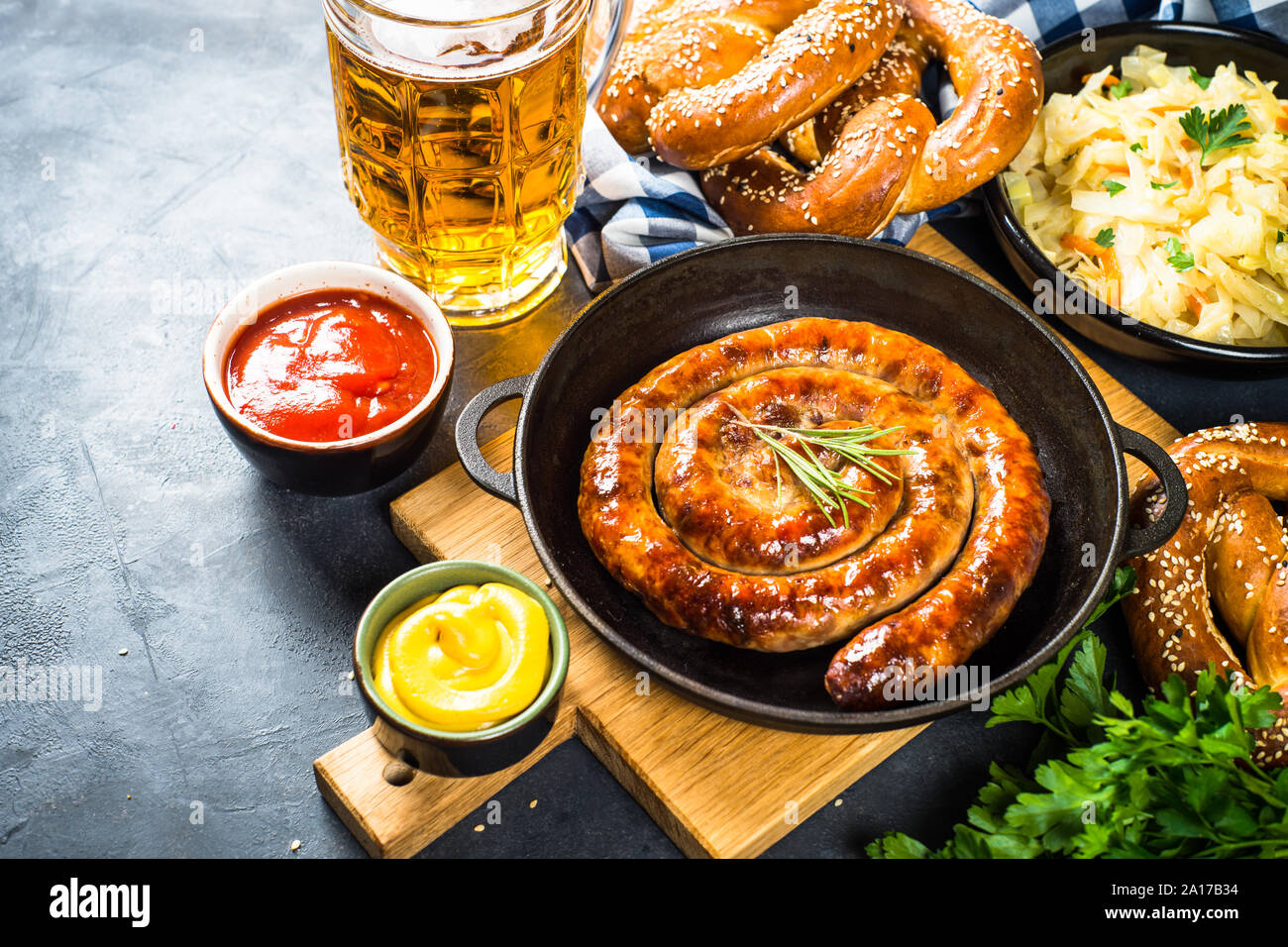 Oktoberfest - alimentari Salsicce, birra e bretzel. Foto Stock