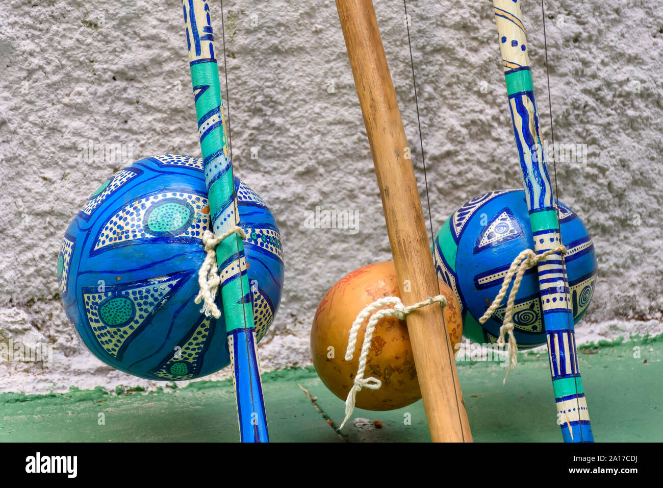 Brasiliano di strumento musicale chiamato berimbau e solitamente utilizzato durante la capoeira portati dall'africa e modificati da schiavi Foto Stock