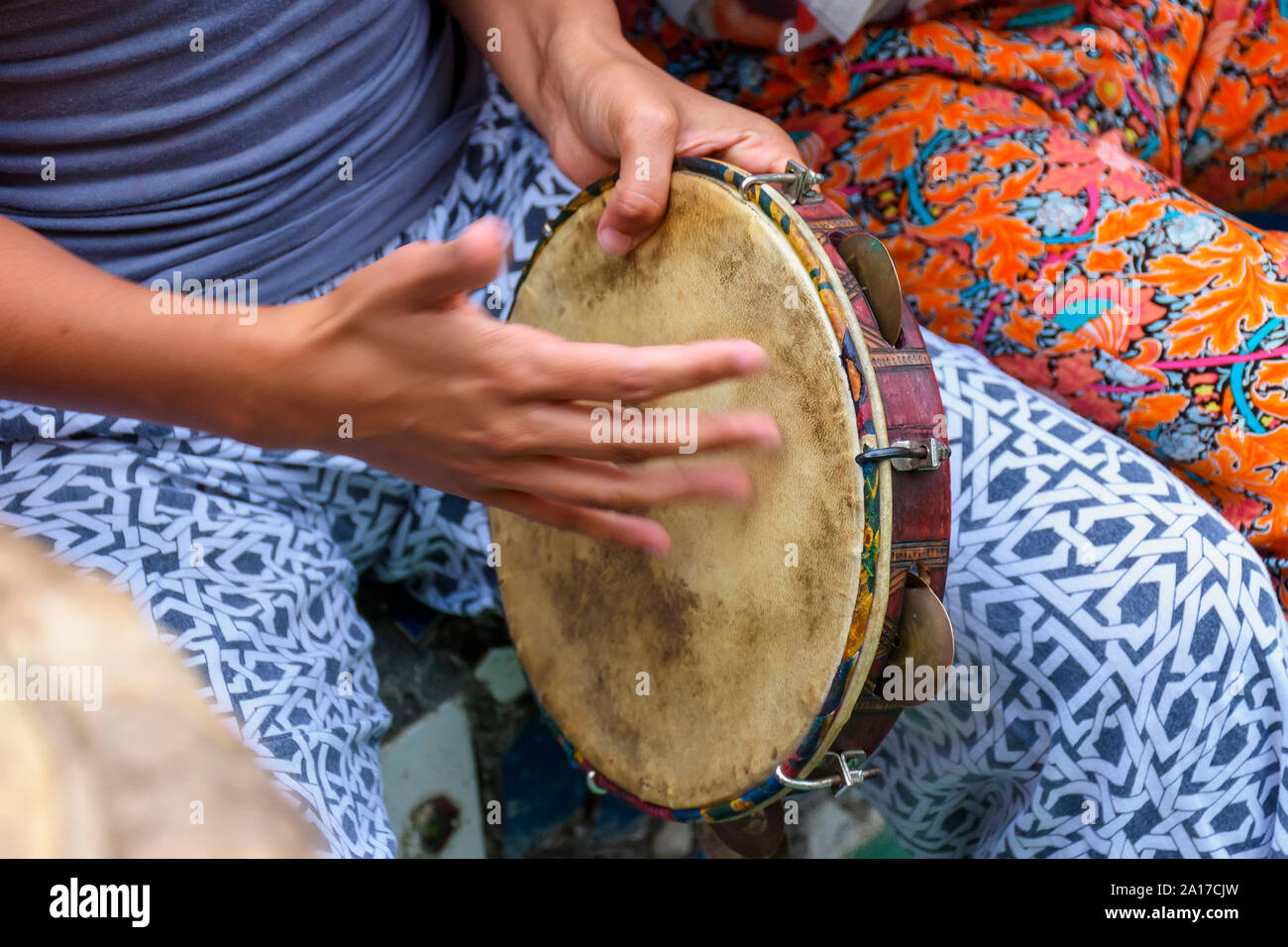 Donna con le mani in mano la riproduzione di tamburello durante le prestazioni di capoeira dal Brasile Foto Stock