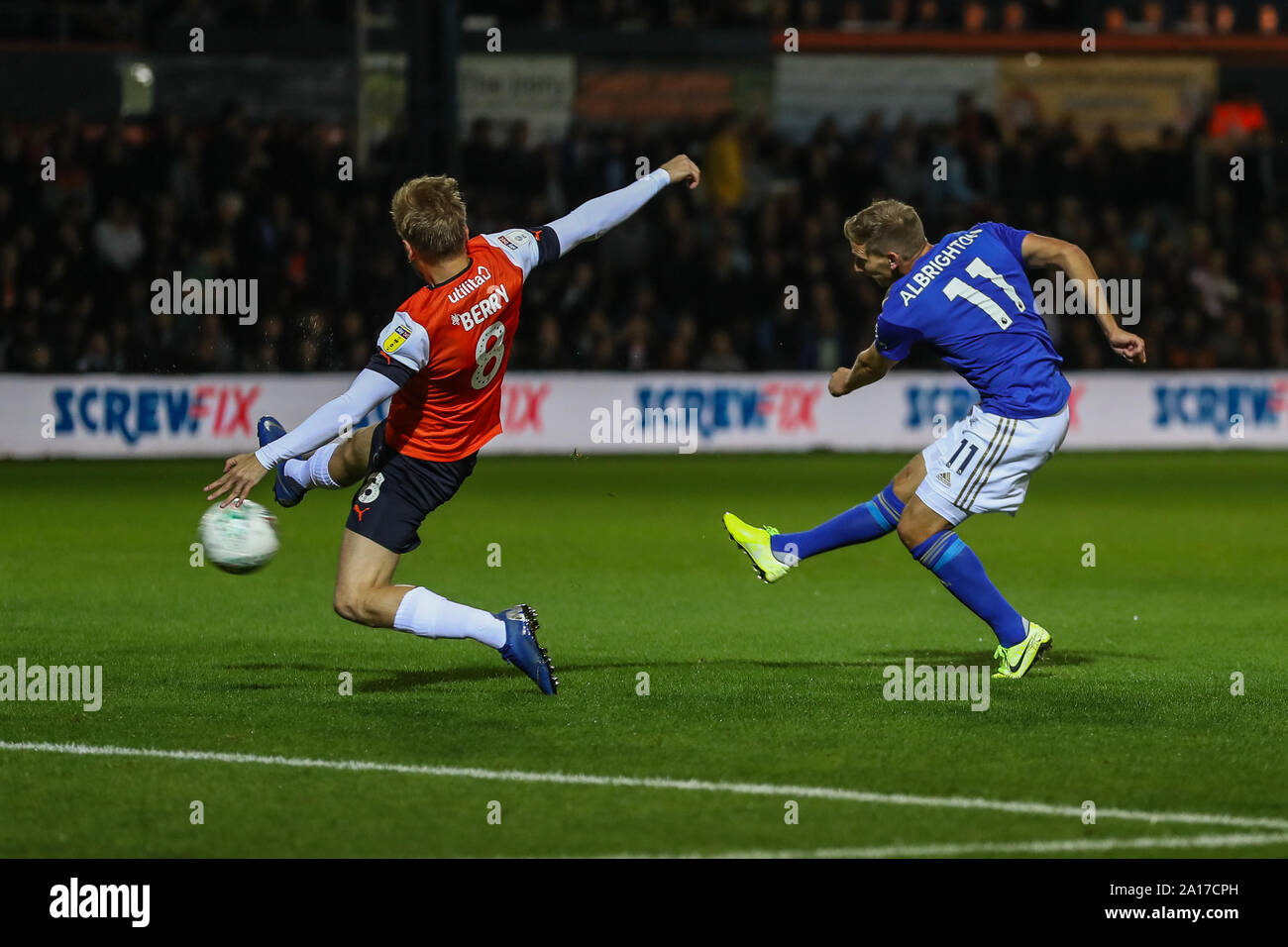 Luton, Regno Unito. 24 Settembre, 2019. Marc Albrighton di Leicester City (a destra) germogli durante il Carabao Cup match tra il centro di Luton e Leicester City a Kenilworth Road, Luton Inghilterra il 24 settembre 2019. Foto di David avvisatore acustico. Credito: prime immagini multimediali/Alamy Live News Foto Stock