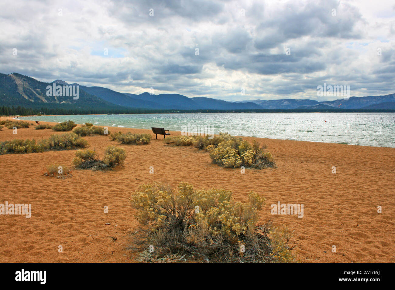 Vuoto spiaggia sul lago Tahoe, California Foto Stock