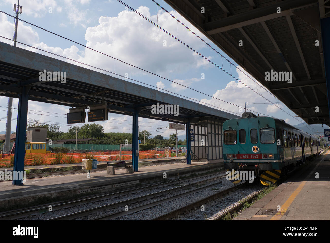 Il treno regionale fino a Cassino stazione ferroviaria in estate, Italia Foto Stock