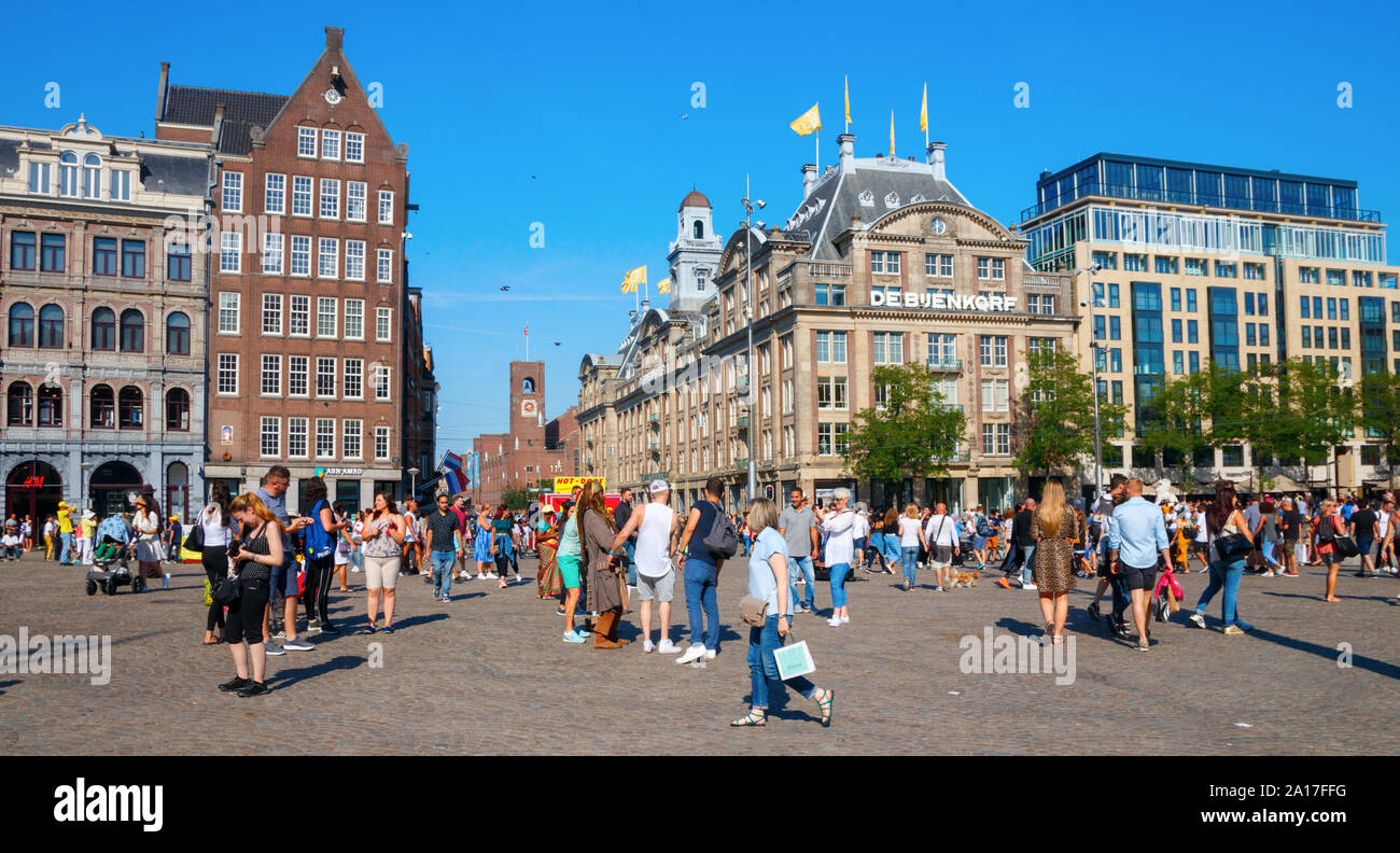 Shopping Mall De Bijenkorf a Piazza Dam e la Damrak, affollato di turisti sightseeing in estate. Amsterdam, Paesi Bassi. Foto Stock