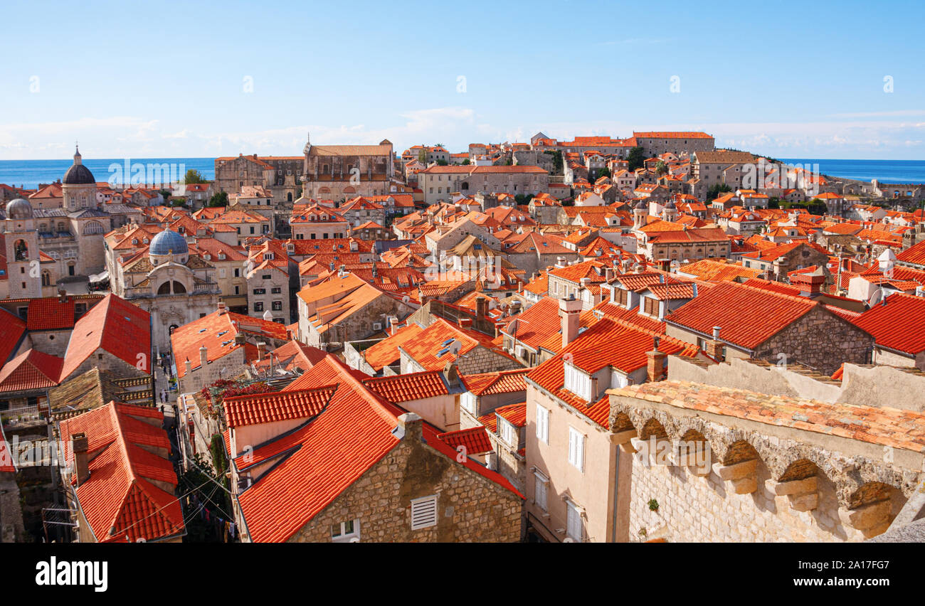 Case medioevali e orange tetti del paese vecchio di Dubrovnik con il mare Adriatico in background su un luminoso giorno di sole. La Croazia. Foto Stock