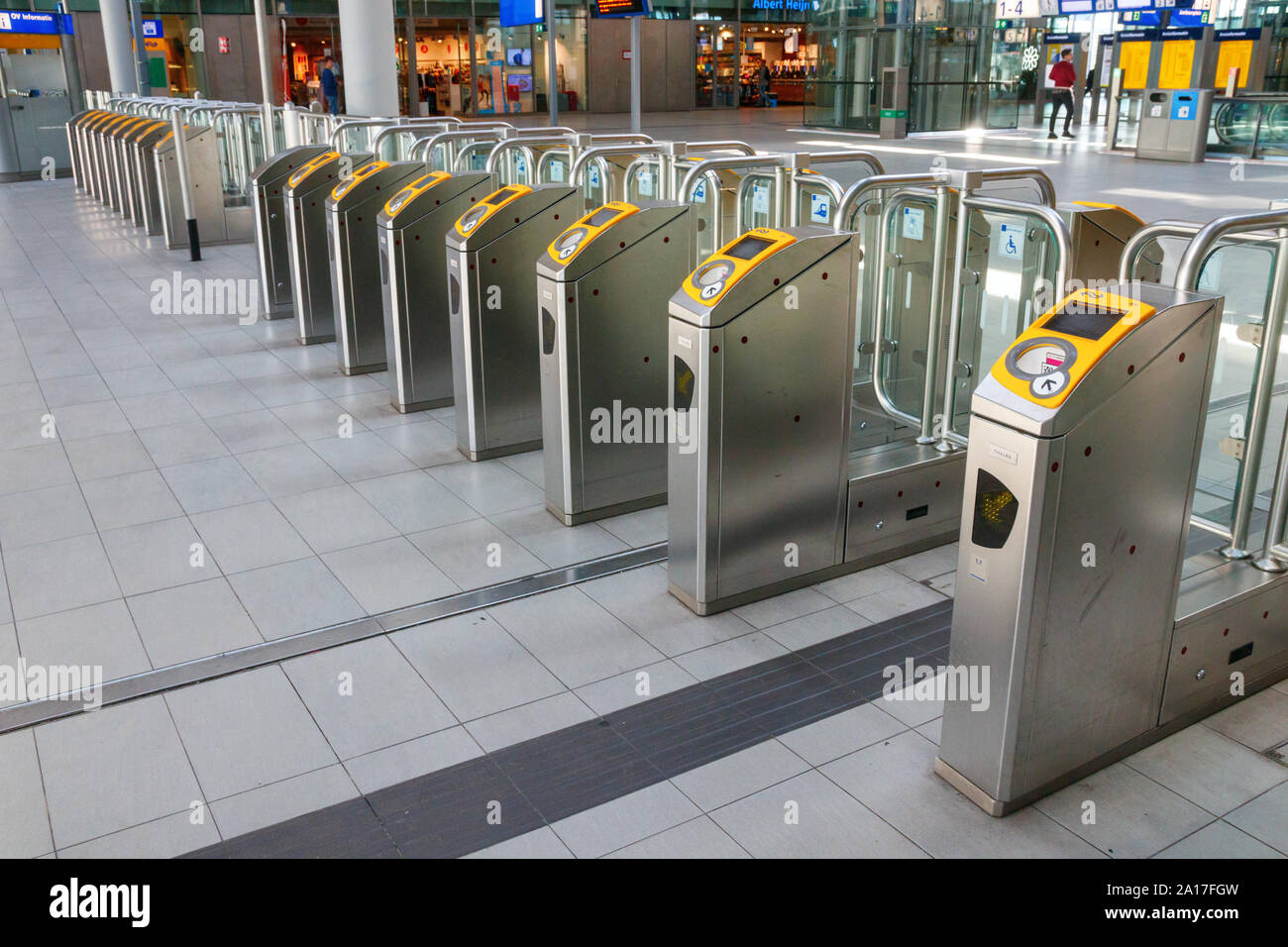 Linea di barriere per biglietti elettronici in una sala desolata della stazione centrale. Utrecht, Paesi Bassi. Foto Stock