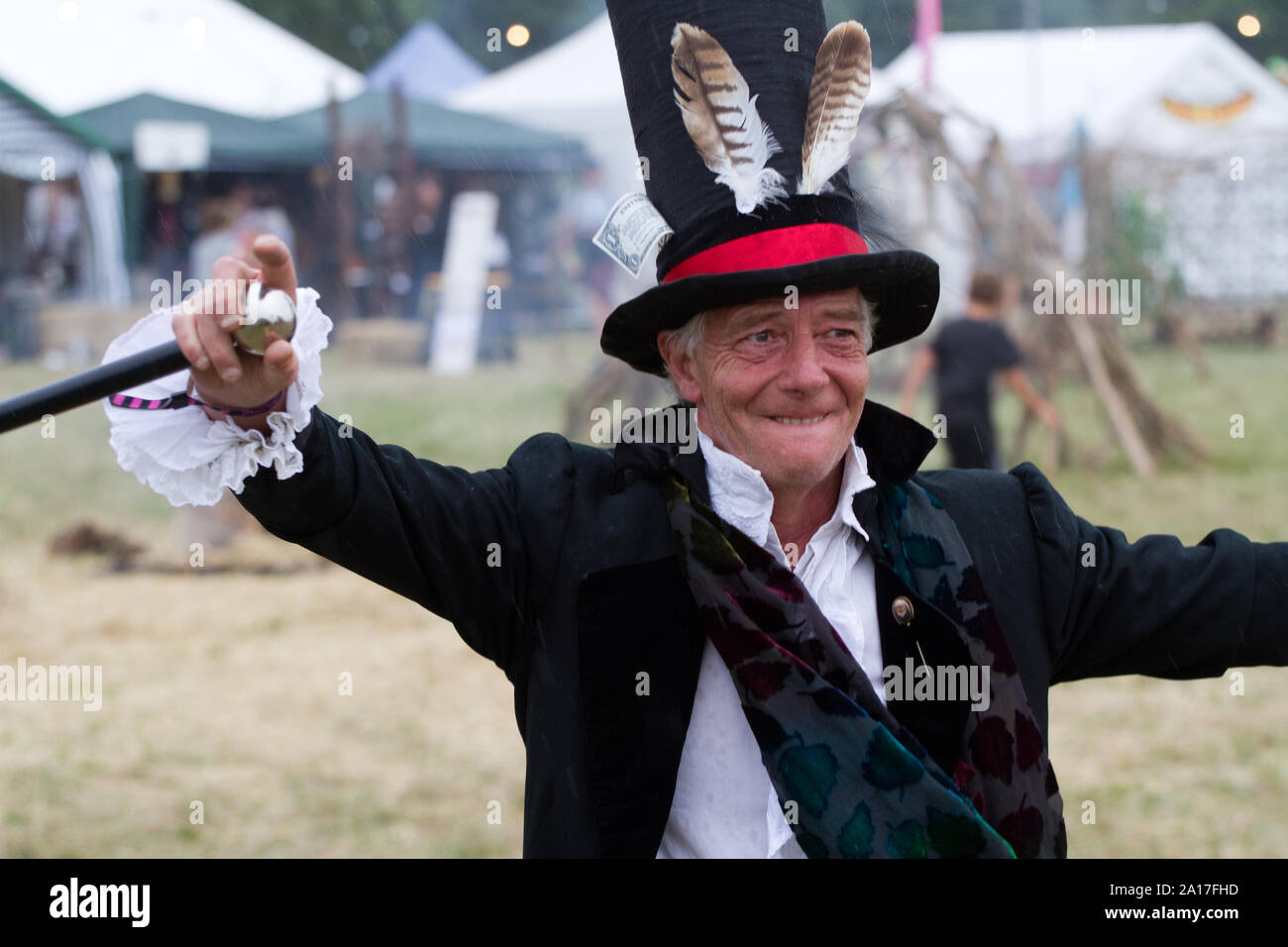 Tubo da stufa hat, piume e bracciali frilly al 2016 Maui Waui festival Foto Stock