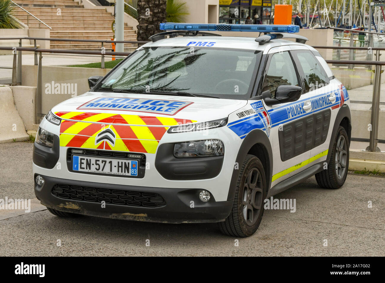 CANNES, Francia - Aprile 2019: pattuglia di polizia auto parcheggiate in San Raffaello sulla Riviera Francese. Foto Stock