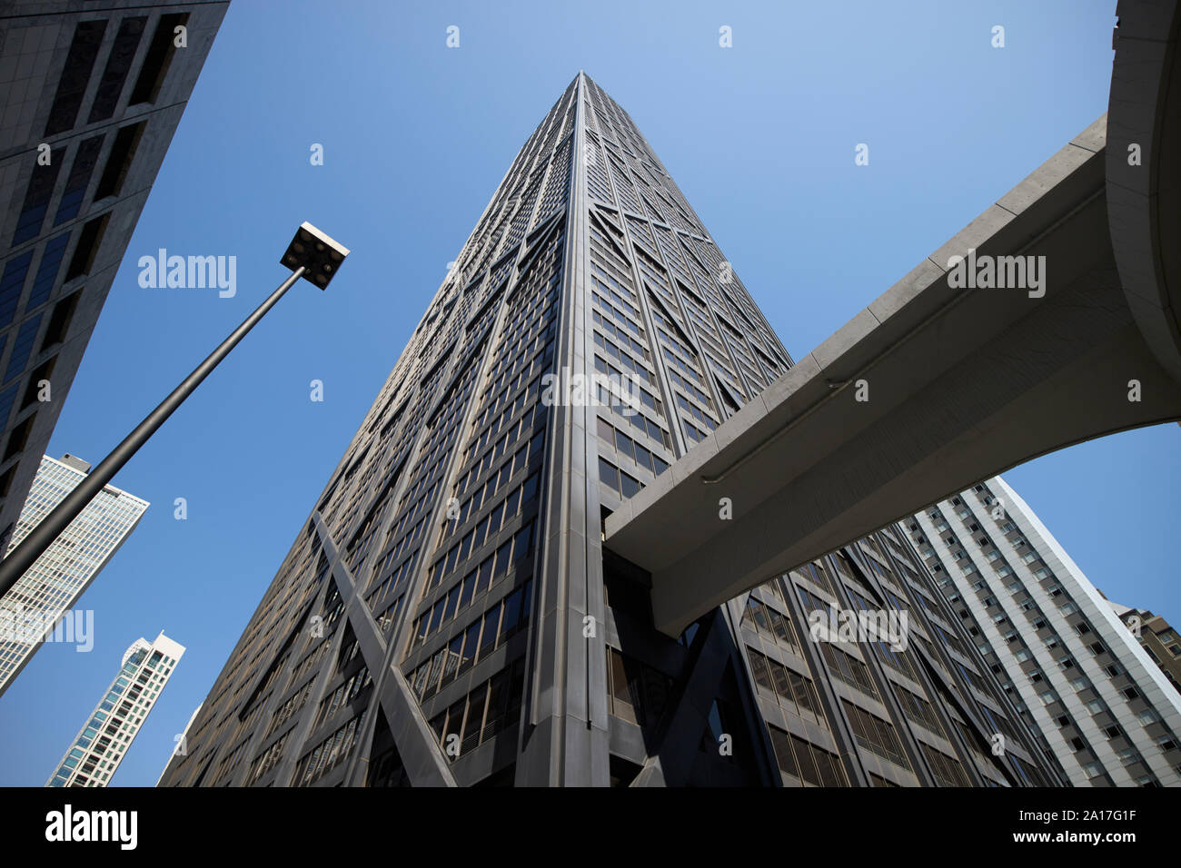 Ponte per il parcheggio garage all'interno del 875 North Michigan Avenue il john hancock center grattacielo di chicago, illinois, Stati Uniti d'America Foto Stock