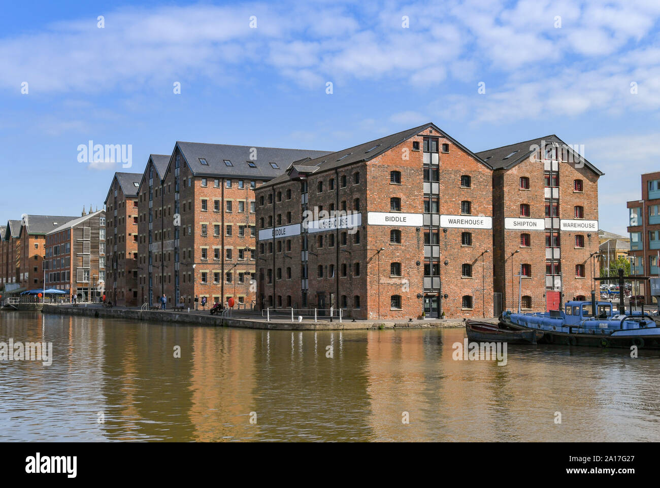 GLOUCESTER QUAYS, Inghilterra - Settembre 2019: imbarcazione attraccata al fianco di nuovi appartamenti in rigenerata ex docks in Gloucester Quays. Foto Stock