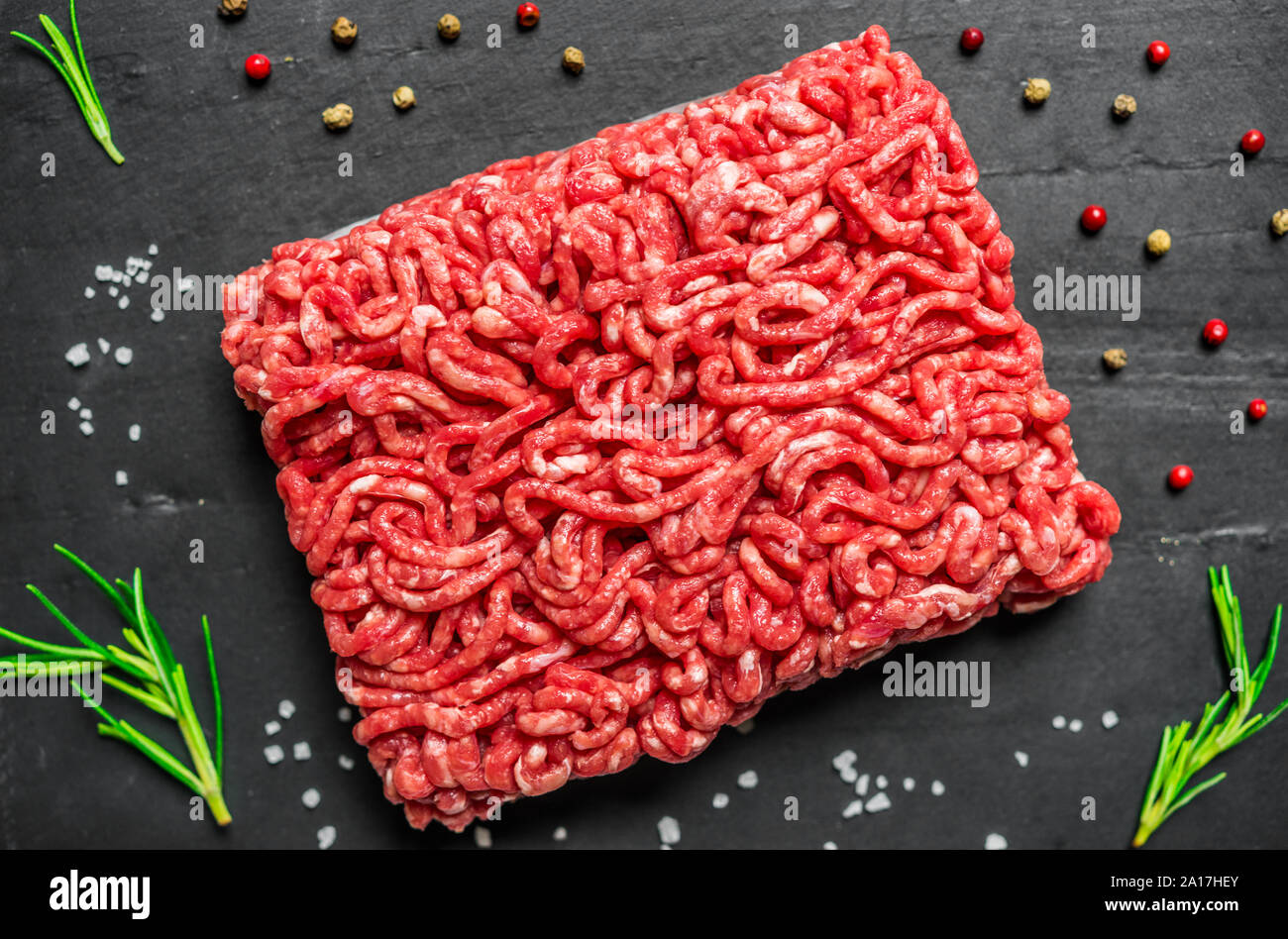 Colorato tritare la carne dalla angus wagyu carni bovine su sfondo nero. Foto Stock