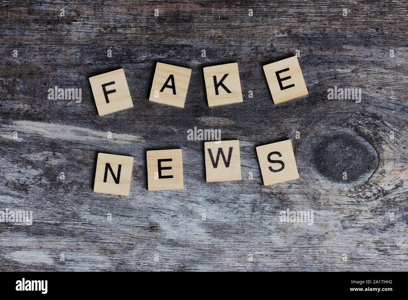 Le parole in inglese - fake news - di cui con lettere in legno su sfondo di legno Foto Stock