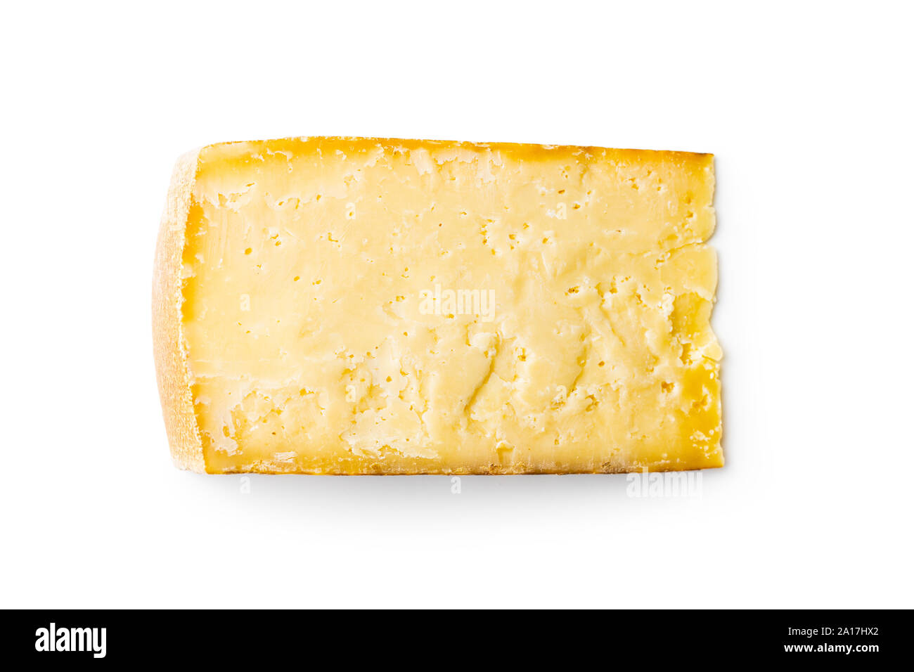 Blocco del gustoso formaggio isolato su sfondo bianco. Foto Stock